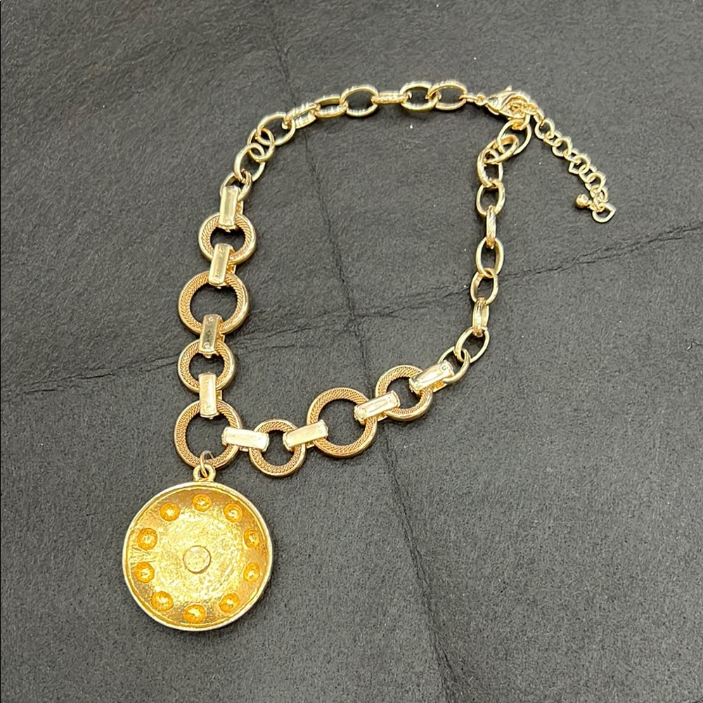 CHANEL Gold and Black Necklace with Elegant Chain Design - Picture 2 of 3
